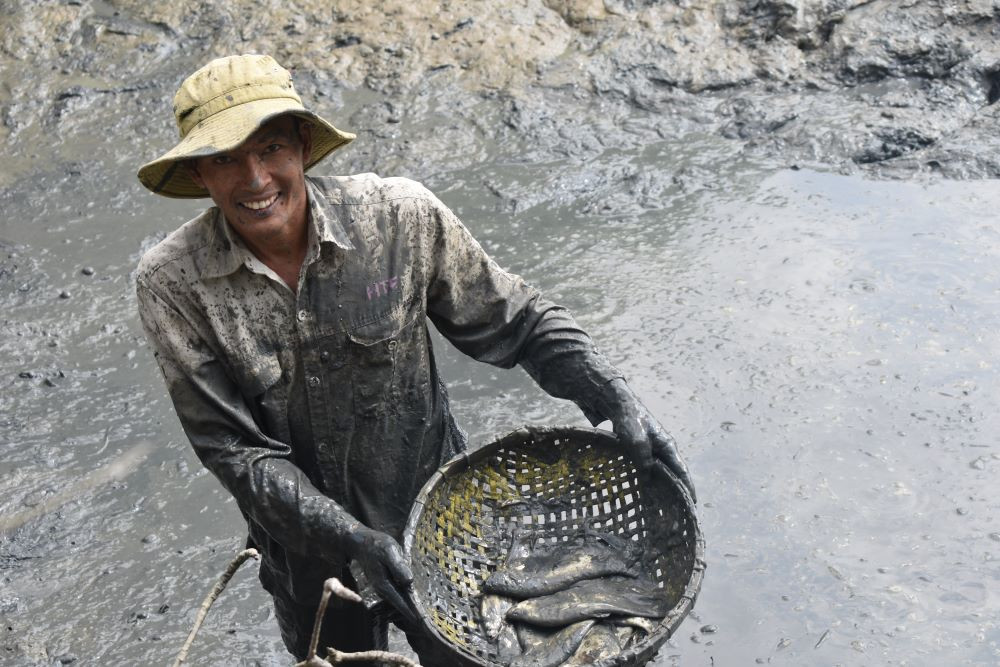 Anh Chiểu từ phố về quê cùng gia đình đồng nghiệp tát đìa ăn Tết. Anh Chiểu từ phố về quê cùng gia đình đồng nghiệp tát đìa ăn Tết.