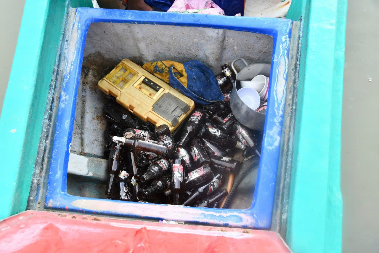 Hung khí là vỏ chai thủy tinh các đối tượng dùng để tấn công ngư dân.