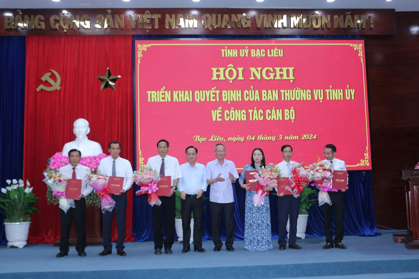 Bí thư Tỉnh ủy Bạc Liêu Lữ Văn Hùng và Chủ tịch UBND tỉnh Bạc Liêu Phạm Văn Thiều trao quyết định, tặng hoa chúc mừng cán bộ nhận nhiệm vụ mới. Ảnh: CTV.