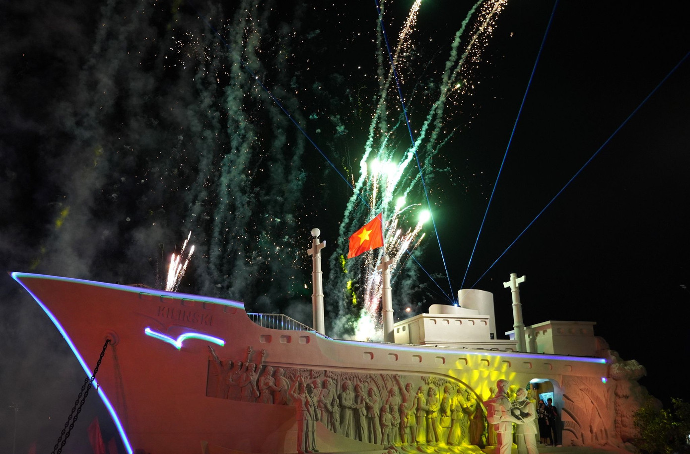 Tượng đài tập kết ra Bắc tại bờ nam Sông Đốc (thị trấn Sông Đốc, huyện Trần Văn Thời).