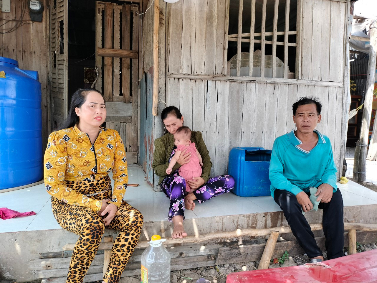 Người dân ở 'xóm Sào Lưới' mong ngóng chờ tái định cư đến nơi ở ổn định. Người dân ở 'xóm Sào Lưới' mong ngóng chờ tái định cư đến nơi ở ổn định.