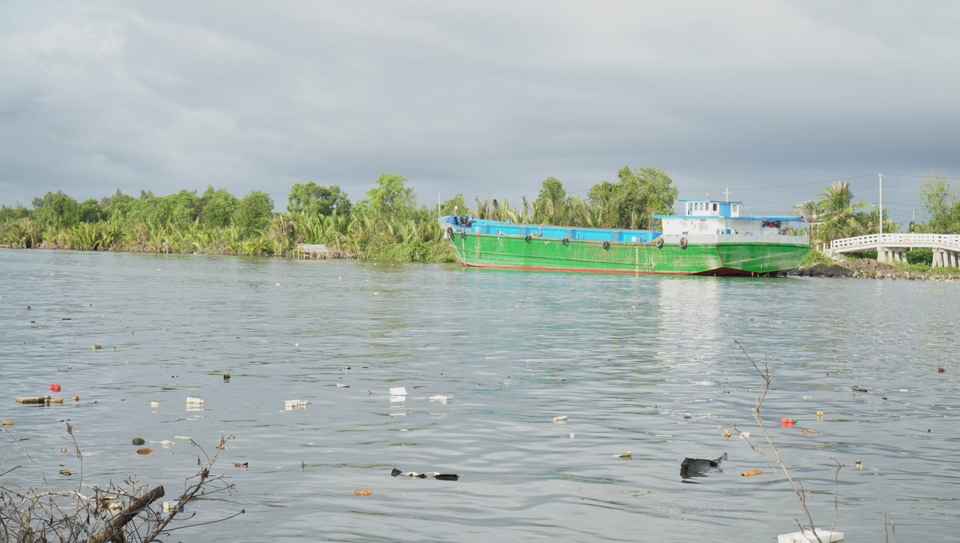 Sông Trẹm qua thị trấn Thới Bình, huyện Thới Bình.