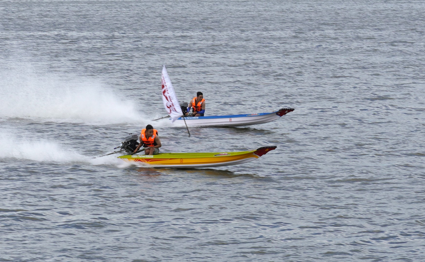 Cuộc đua trở nên hồi hộp, gay cấn với những chặng nước rút về đích. Cuộc đua trở nên hồi hộp, gay cấn với những chặng nước rút về đích.