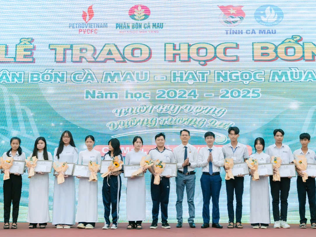 Các em vui mừng khi nhận được học bổng. Các em vui mừng khi nhận được học bổng.