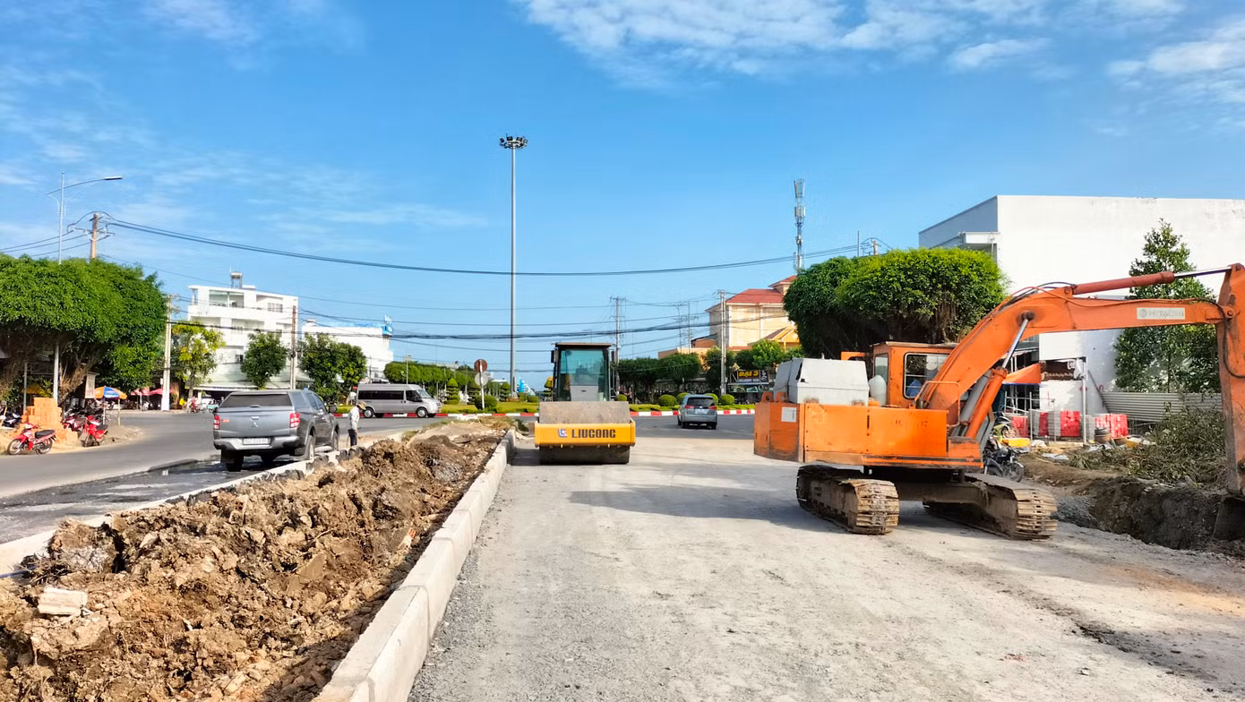 Sáng 23/1, các đơn vị thi công khẩn trương thi công tuyến đường Võ Văn Kiệt.
