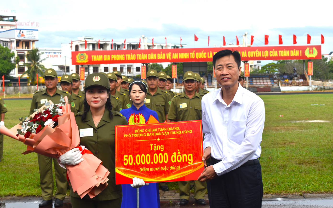 Ông Bùi Tuấn Quang, Phó Trưởng Ban Dân vận T.Ư trao hoa và quà cho đại diện lực lượng tham gia bảo vệ ANTT ở cơ sở tại Cà Mau. Ông Bùi Tuấn Quang, Phó Trưởng Ban Dân vận T.Ư trao hoa và quà cho đại diện lực lượng tham gia bảo vệ ANTT ở cơ sở tại Cà Mau.