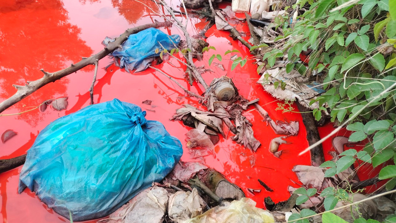 Nước kênh chuyển màu đỏ đậm như màu sơn.