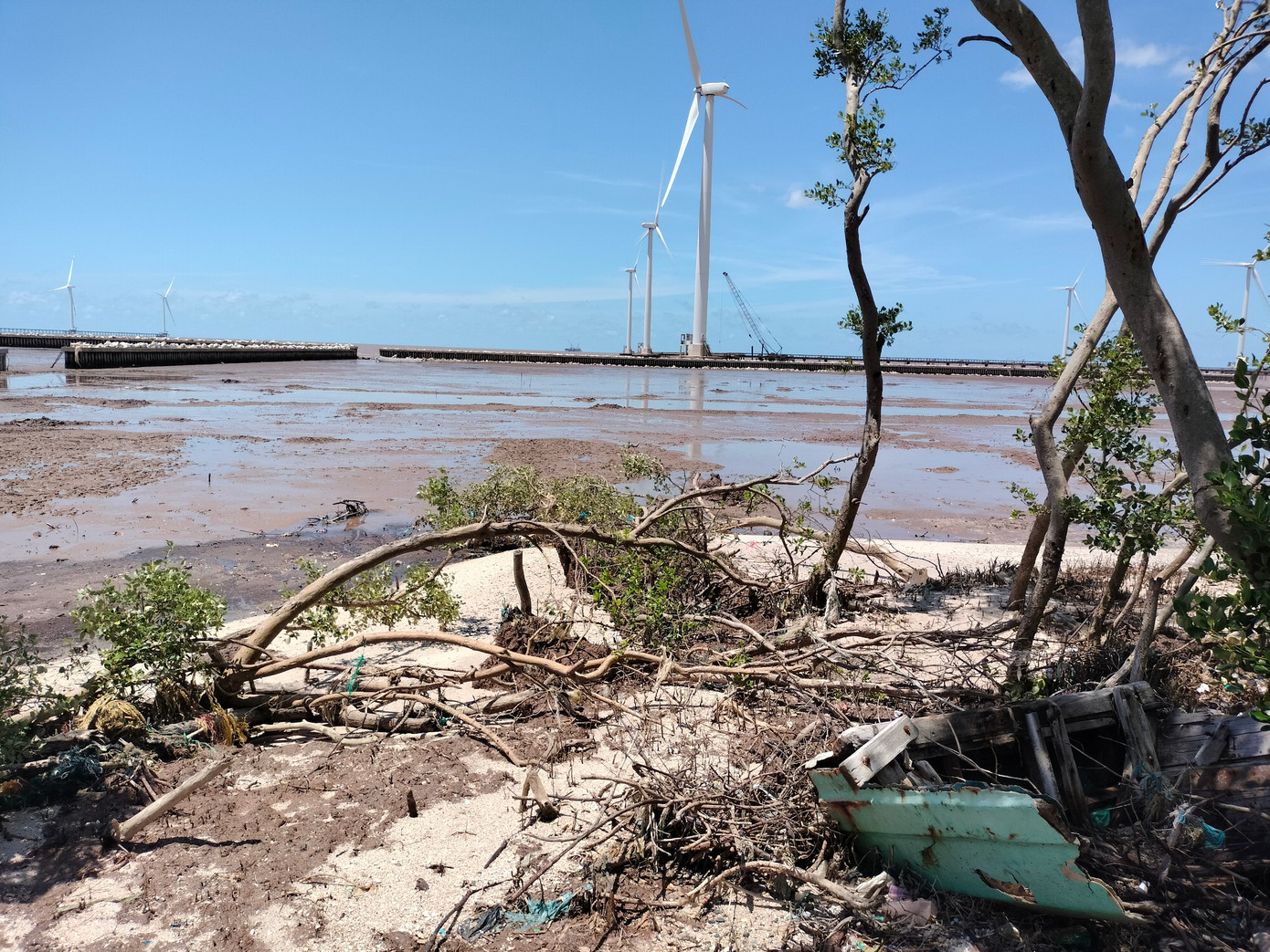 Khu vực sạt lở 100m đê biển Đông giáp ranh 2 tỉnh Bạc Liêu - Sóc Trăng.