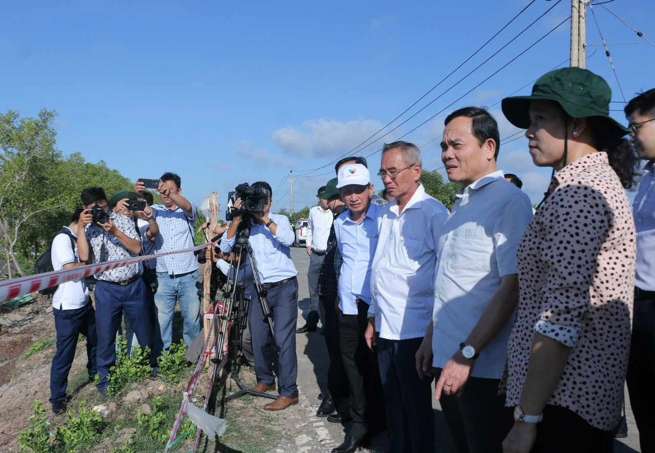 Phó Thủ tướng kiểm tra sạt lở bờ biển ở Bạc Liêu.