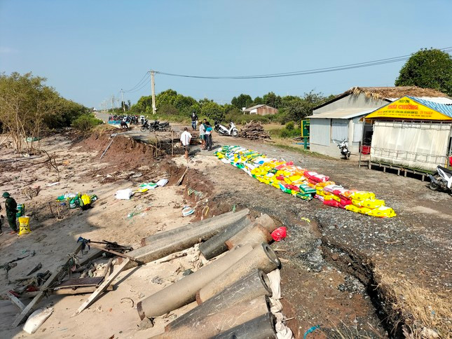 Trước đó, vào đầu năm 2023, tại khu vực này cũng xảy ra sạt lở đê nghiêm trọng. Ngay sau đó, Chủ tịch UBND tỉnh Bạc Liêu cũng đã ký quyết định công bố tình huống khẩn cấp sự cố sạt lở đê biển Đông. Ảnh chụp tháng 2/2023.