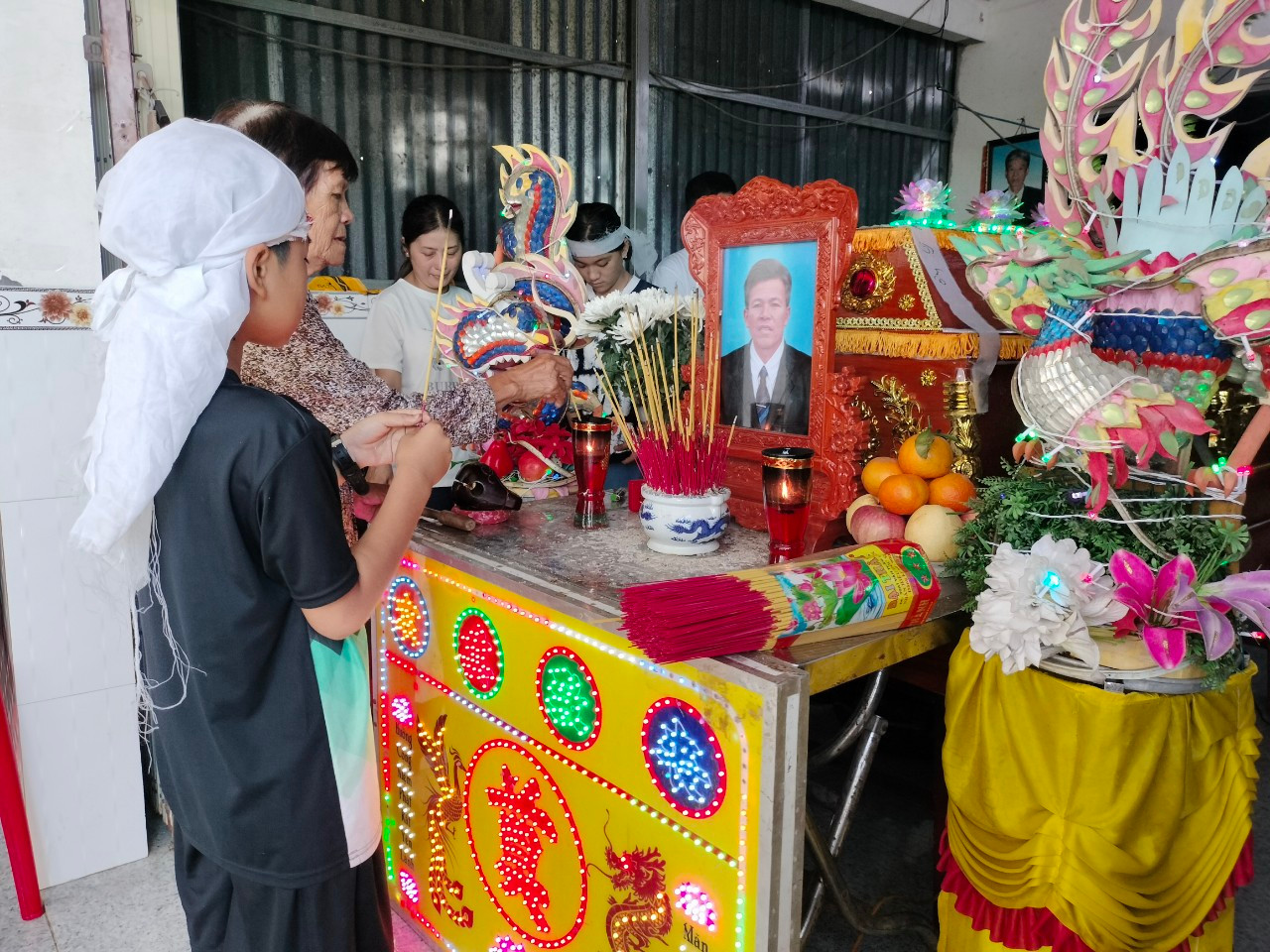 Ngoan thắp nén hương tiễn biệt cha lần cuối. Ngoan thắp nén hương tiễn biệt cha lần cuối.