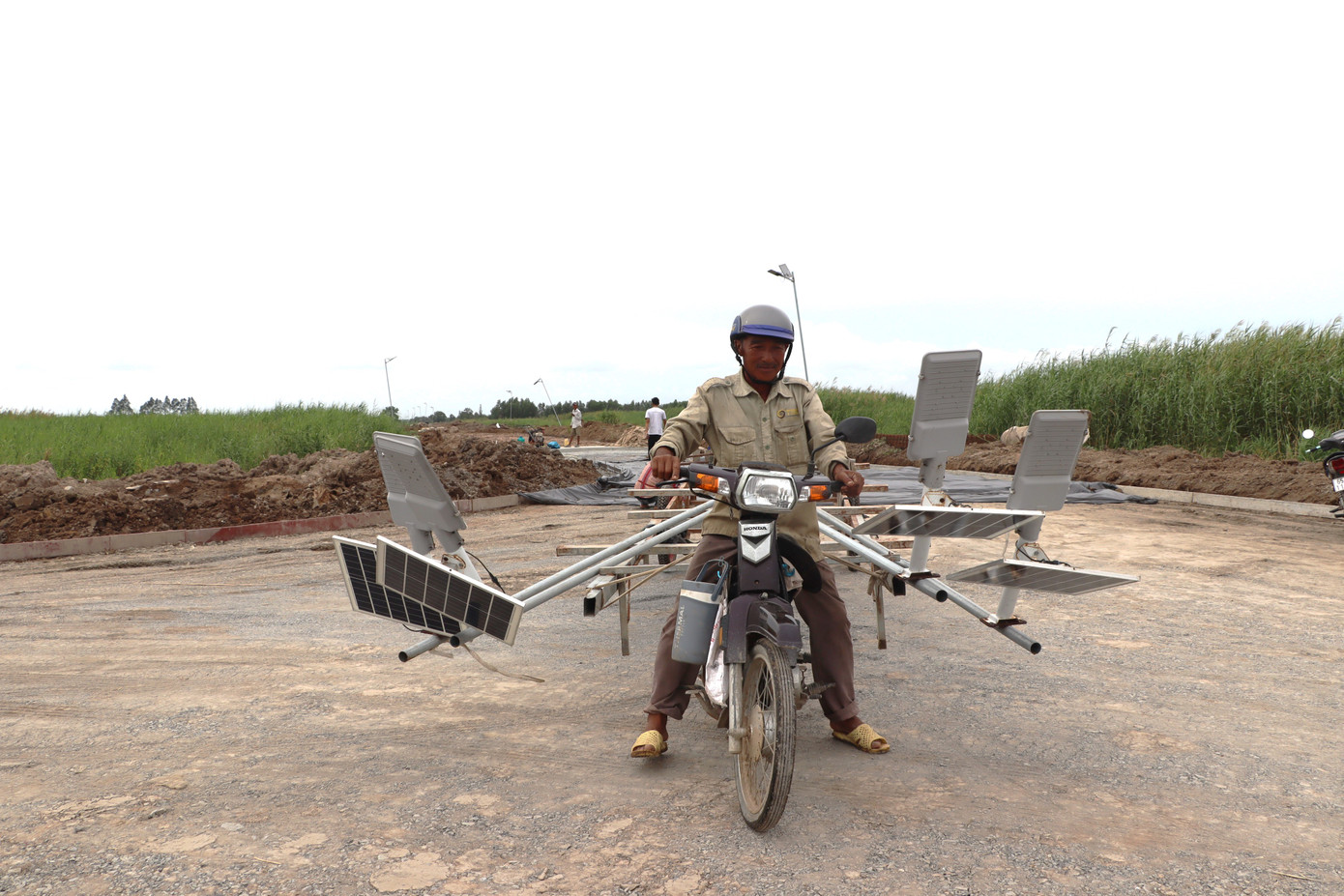 Đường dẫn vào hồ chứa nước đang hoàn thiện các khâu cuối và lắp đặt hệ thống chiếu sáng.