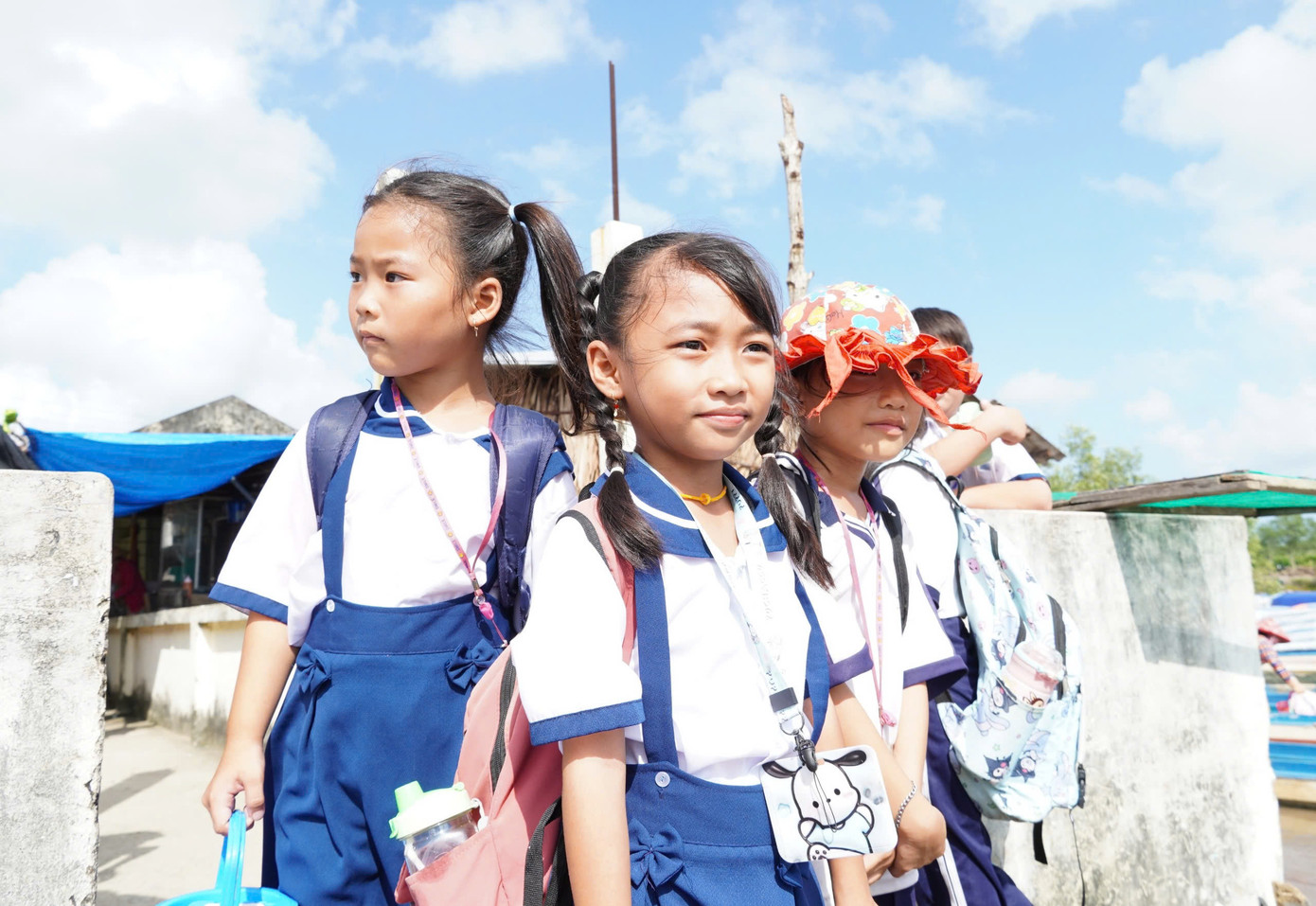 Phần lớn trẻ em ở những xóm ấp có địa hình trắc trở của vùng Đất Mũi chỉ học tới lớp 7, 8 là bỏ học đi làm kiếm tiền, hiếm học sinh học lên tới cấp 3.