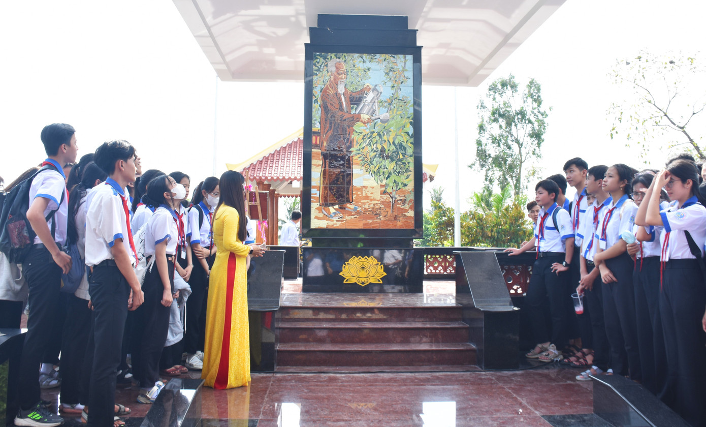 Bảo tàng tỉnh Cà Mau kết hợp giáo dục truyền thống cách mạng cho thế hệ học sinh.