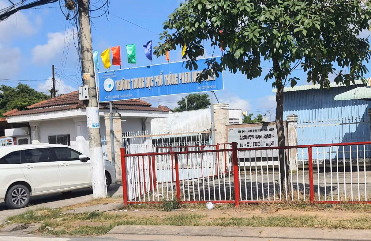 Trường THPT Phan Ngọc Hiển.