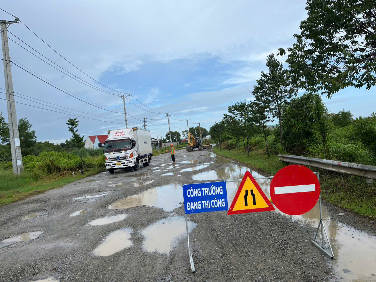 Nhà thầu tập trung máy móc, thiết bị và nhân công triển khai dự án. Nhà thầu tập trung máy móc, thiết bị và nhân công triển khai dự án.