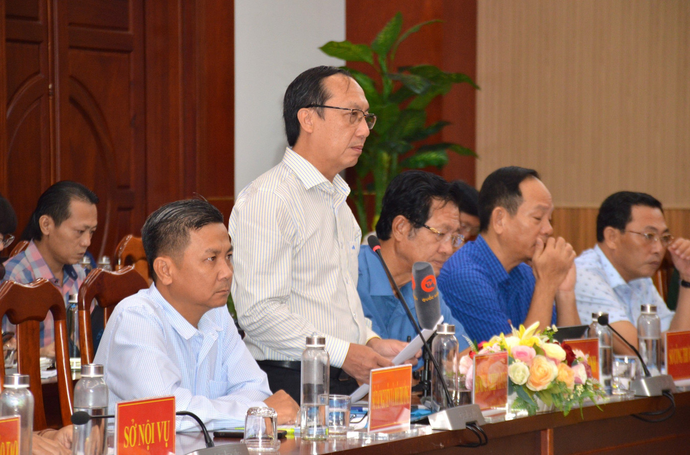 Ông Phan Hoàng Vũ, Giám đốc Sở Nông nghiệp và Phát triển nông thôn tỉnh Cà Mau thông tin liên quan đến Bến cá Hố Gùi bị bỏ hoang vì thiếu đường kết nối. Ông Phan Hoàng Vũ, Giám đốc Sở Nông nghiệp và Phát triển nông thôn tỉnh Cà Mau thông tin liên quan đến Bến cá Hố Gùi bị bỏ hoang vì thiếu đường kết nối.