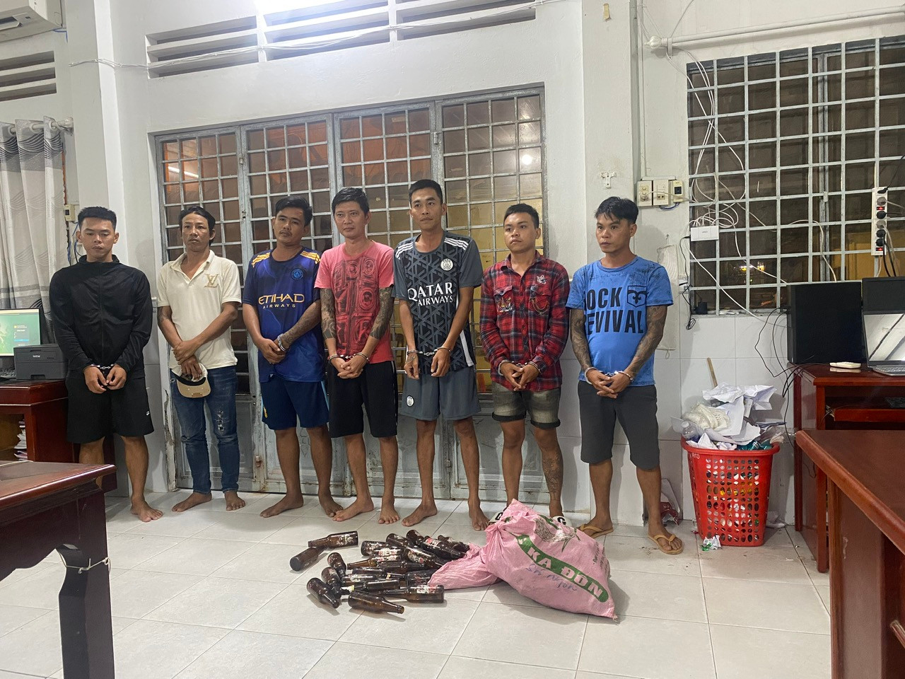 Các đối tượng tại cơ quan công an.