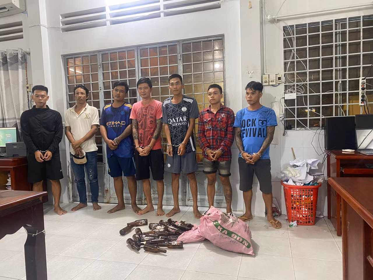 Các đối tượng tại cơ quan công an. Các đối tượng tại cơ quan công an.