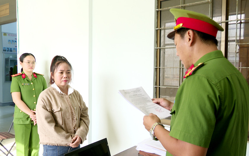 Lực lượng Công an đang đọc các quyết định khởi tố bị can, lệnh bắt tạm giam Võ Thị Nguyên. Lực lượng Công an đang đọc các quyết định khởi tố bị can, lệnh bắt tạm giam Võ Thị Nguyên.