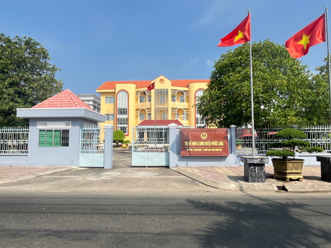 Trụ sở HĐND và UBND huyện Phước Long. Trụ sở HĐND và UBND huyện Phước Long.