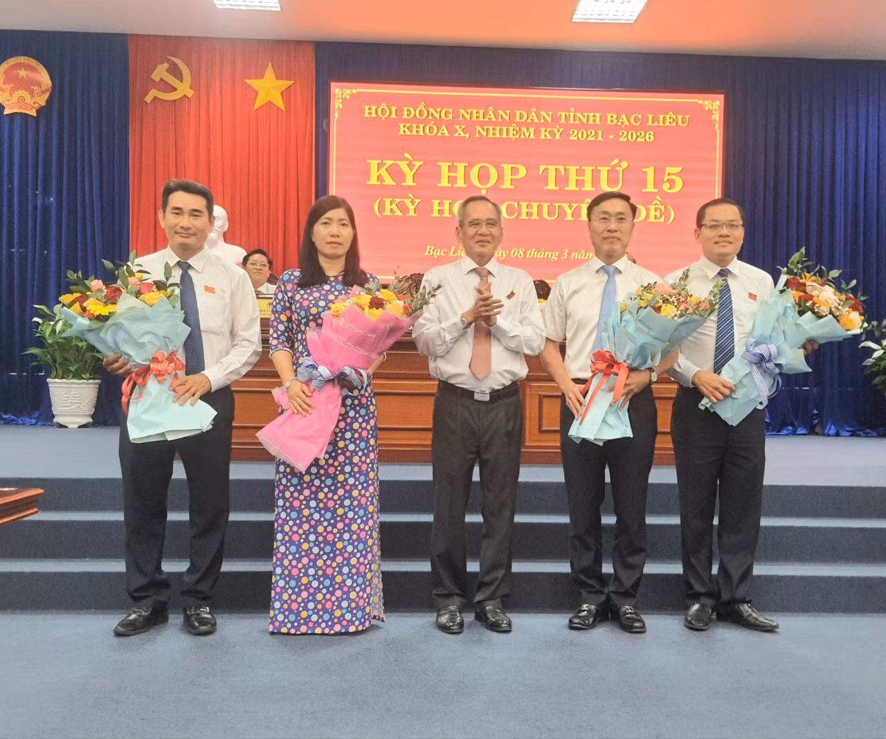 Ông Huỳnh Hữu Trí và ông Ngô Vũ Thăng đều đã trúng cử chức danh Phó Chủ tịch UBND tỉnh nhiệm kỳ 2021-2026 (lần lượt 2 người ngoài cùng bên phải).