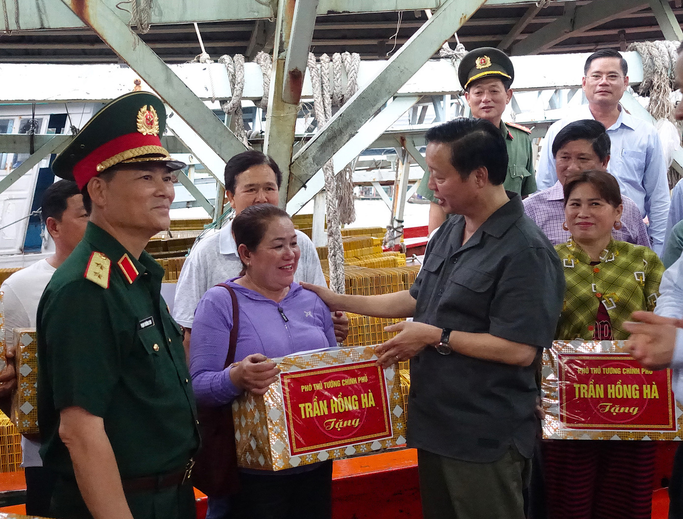 Phó Thủ tướng thăm hỏi, động viên ngư dân. Phó Thủ tướng thăm hỏi, động viên ngư dân.