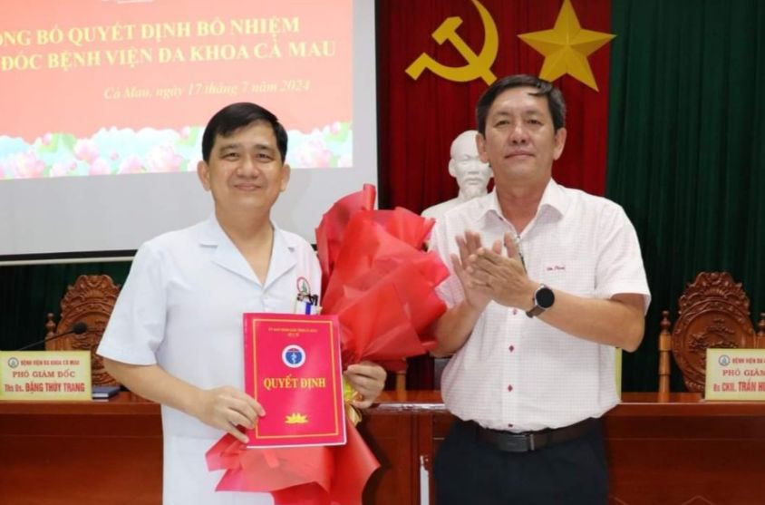 Ông Dư Minh Hùng, Giám đốc Sở Y tế Cà Mau trao quyết định bổ nhiệm bác sĩ Tô Minh Nghị giữ chức Giám đốc Bệnh viện Đa khoa tỉnh này.