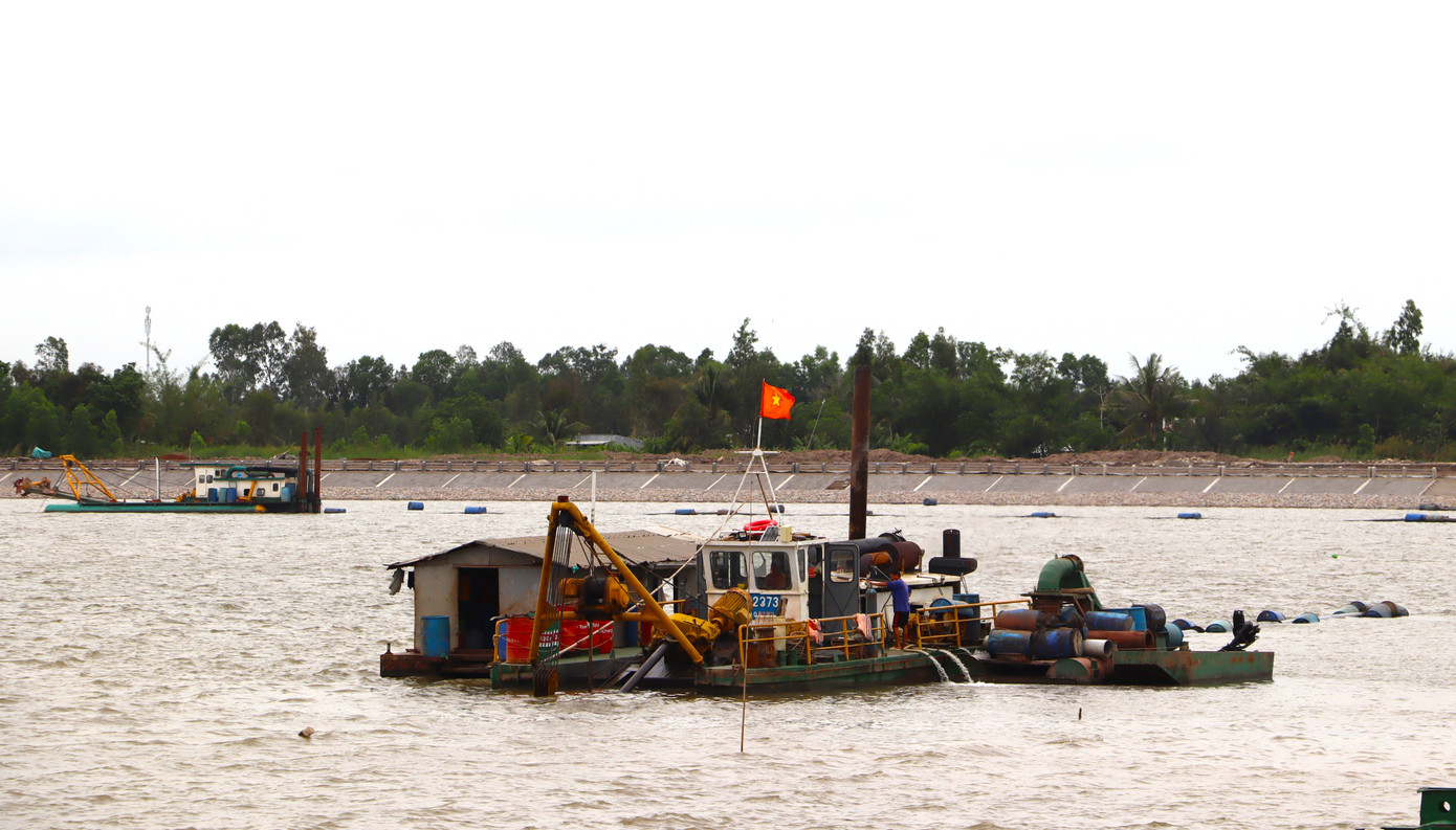 Nhiều phương tiện cơ giới hút bùn dưới đáy hồ nước ngọt.