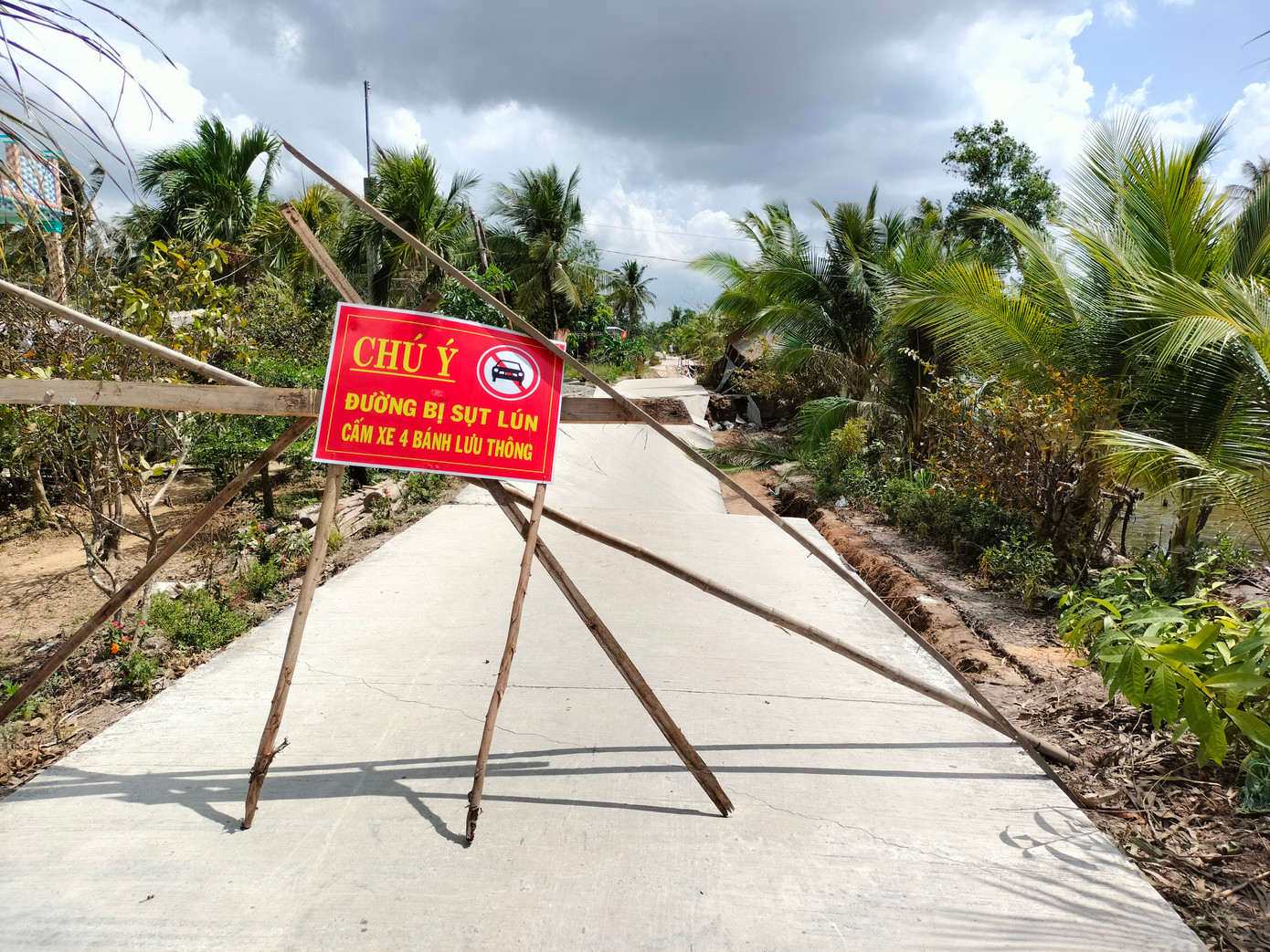Sạt lở, sụt lún đất ở huyện Trần Văn Thời đã làm chia cắt giao thông, cuộc sống người dân bị đảo lộn. Sạt lở, sụt lún đất ở huyện Trần Văn Thời đã làm chia cắt giao thông, cuộc sống người dân bị đảo lộn.