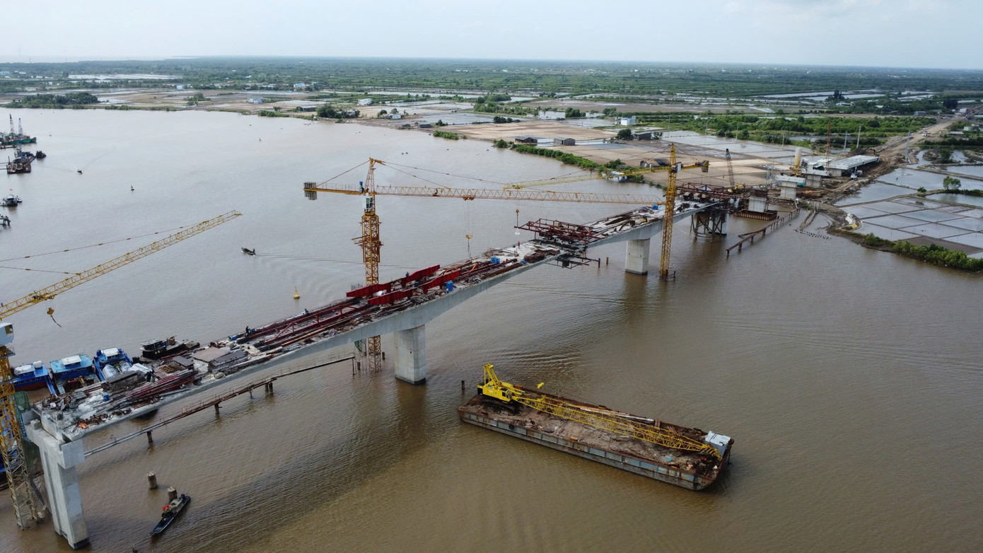 Dự án cầu Gành Hào kết nối xã Tân Thuận, huyện Đầm Dơi (Cà Mau) với thị trấn Gành Hào, huyện Đông Hải (Bạc Liêu), với tổng chiều dài hơn 6km, khởi công quý 2/2023.