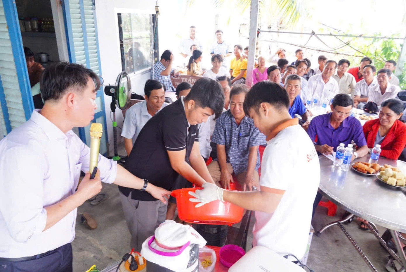 Tham quan thực tế mô hình trình diễn về ủ phân hữu cơ từ rơm rạ, xơ dừa và rác thải hữu cơ của nông dân. Tham quan thực tế mô hình trình diễn về ủ phân hữu cơ từ rơm rạ, xơ dừa và rác thải hữu cơ của nông dân.