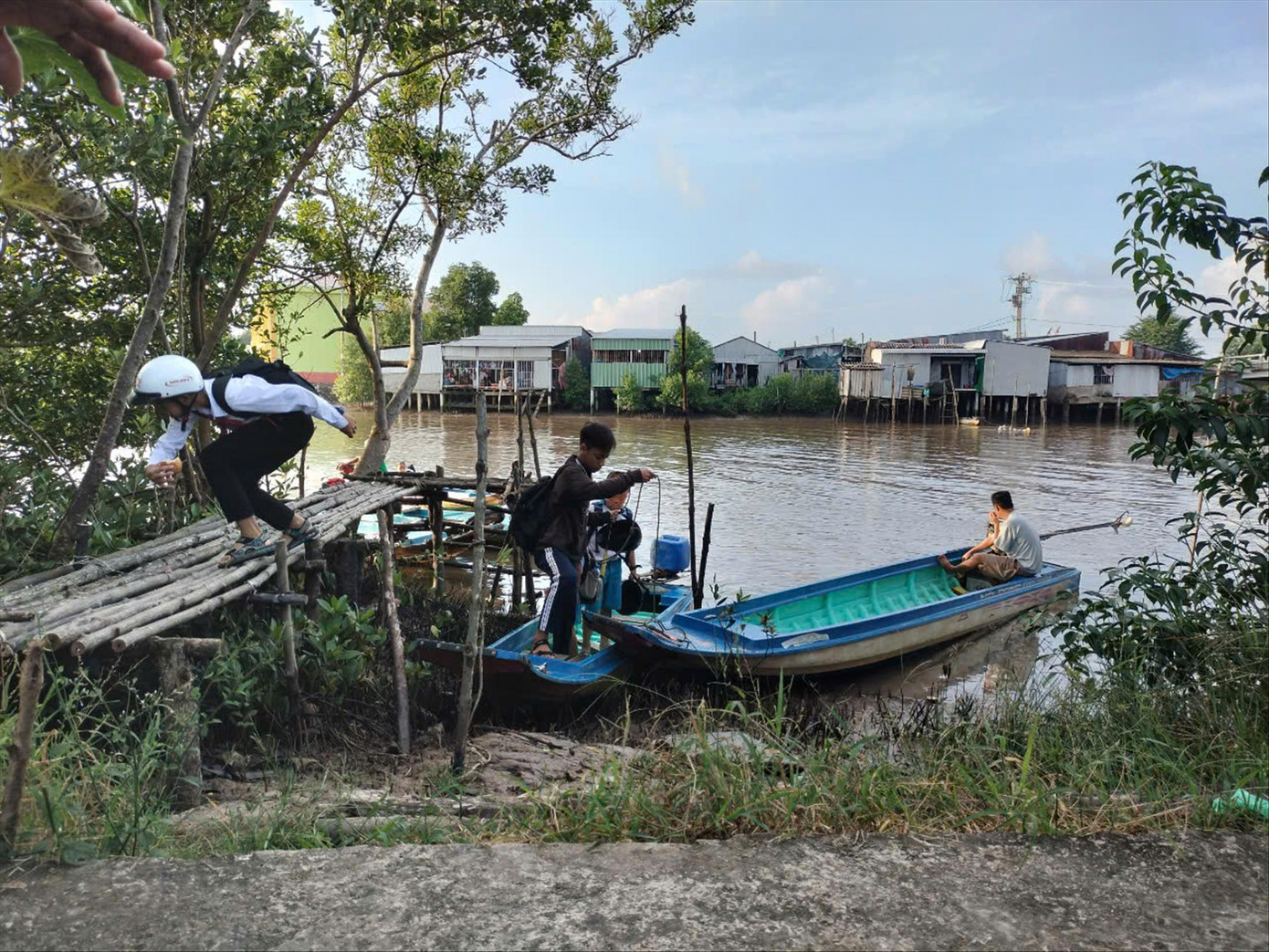 Việc lên xuống xuồng của học sinh gặp nhiều khó khăn lúc thủy triều lên, xuống.