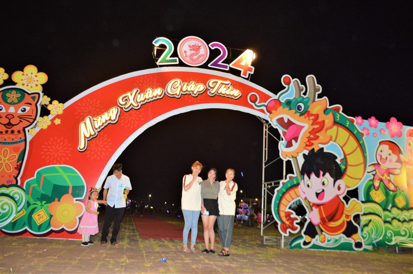 Gần 20h ngày 9/2, thời tiết ở Cà Mau se lạnh, gió nhẹ. Người dân và du khách đổ về quảng trường Thanh Niên ở phường 5, thành phố Cà Mau để xem chương trình nghệ thuật và pháo hoa đón năm mới. Gần 20h ngày 9/2, thời tiết ở Cà Mau se lạnh, gió nhẹ. Người dân và du khách đổ về quảng trường Thanh Niên ở phường 5, thành phố Cà Mau để xem chương trình nghệ thuật và pháo hoa đón năm mới.