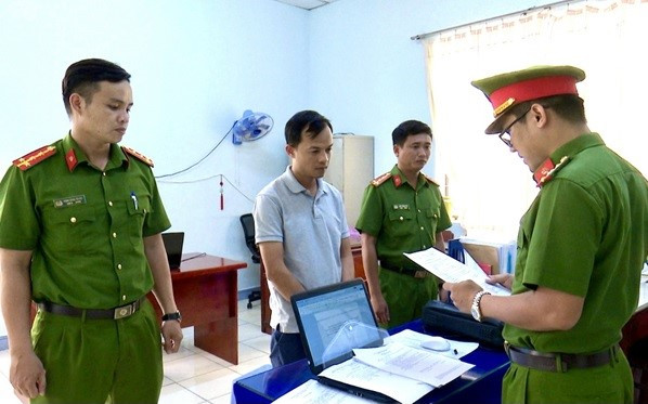 Công an tống đạt quyết định khởi tố, bắt bị tạm giam bị can Đỗ Mạnh. Ảnh: Trọng Thức. Công an tống đạt quyết định khởi tố, bắt bị tạm giam bị can Đỗ Mạnh. Ảnh: Trọng Thức.