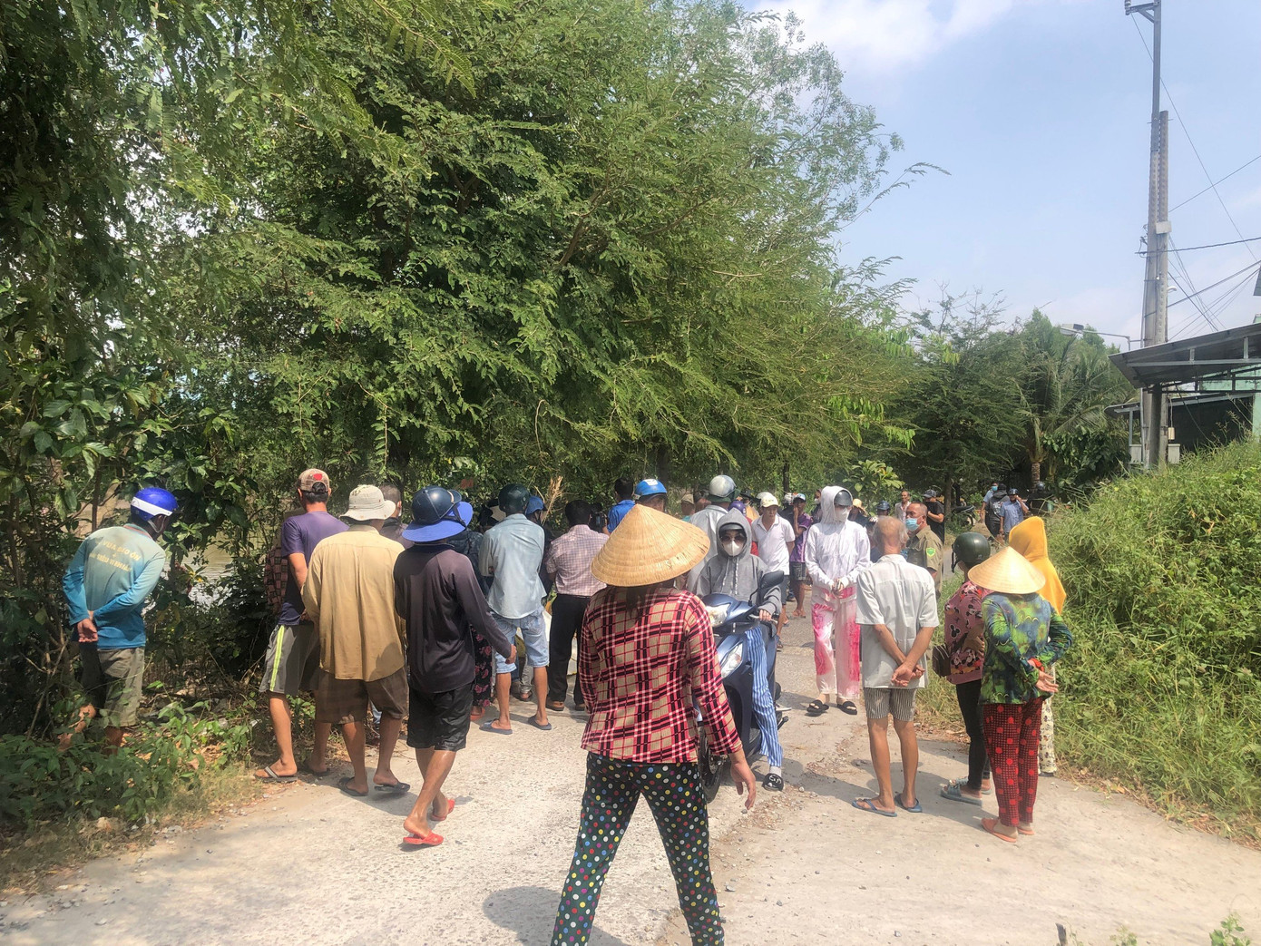 Rất đông người dân đến theo dõi vụ việc dù trời nắng khá gay gắt. Rất đông người dân đến theo dõi vụ việc dù trời nắng khá gay gắt.