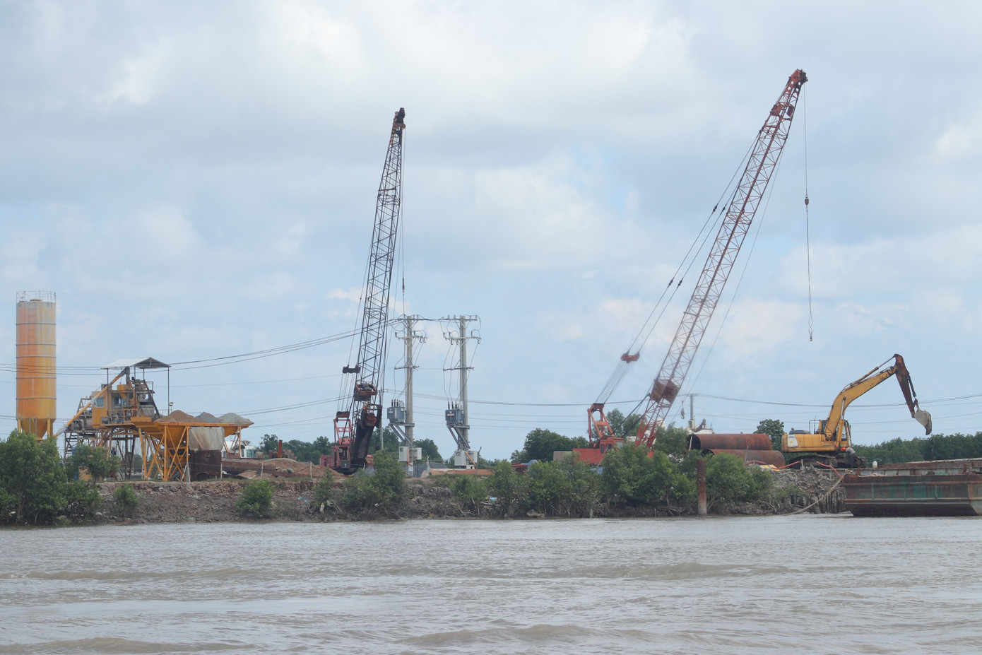 Phía bờ Cà Mau, nhà thầu đang thi công bệ thân trụ từ mố M1 đến trụ T4; chuẩn bị khoan cọc nhồi trụ T5. Phía bờ Cà Mau, nhà thầu đang thi công bệ thân trụ từ mố M1 đến trụ T4; chuẩn bị khoan cọc nhồi trụ T5.