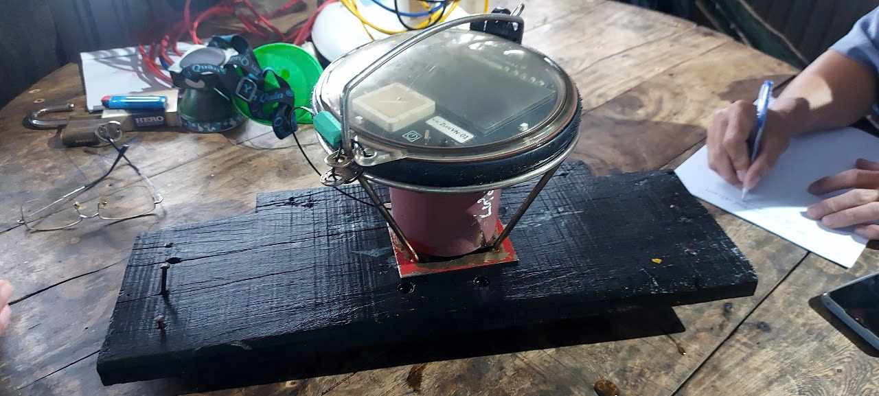 Thiết bị giám sát hành trình tàu cá giấu trên nóc nhà.