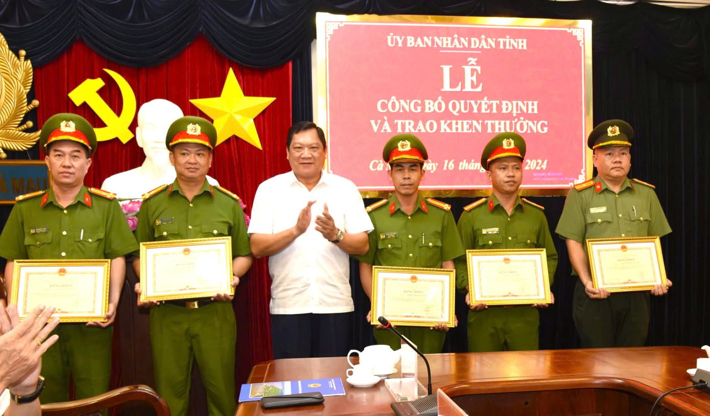 Ông Lâm Văn Bi - Phó Chủ tịch UBND tỉnh Cà Mau trao Bằng khen cho các tập thể, cá nhân có thành tích trong phá án bắt nhóm trộm, cướp đường sông.