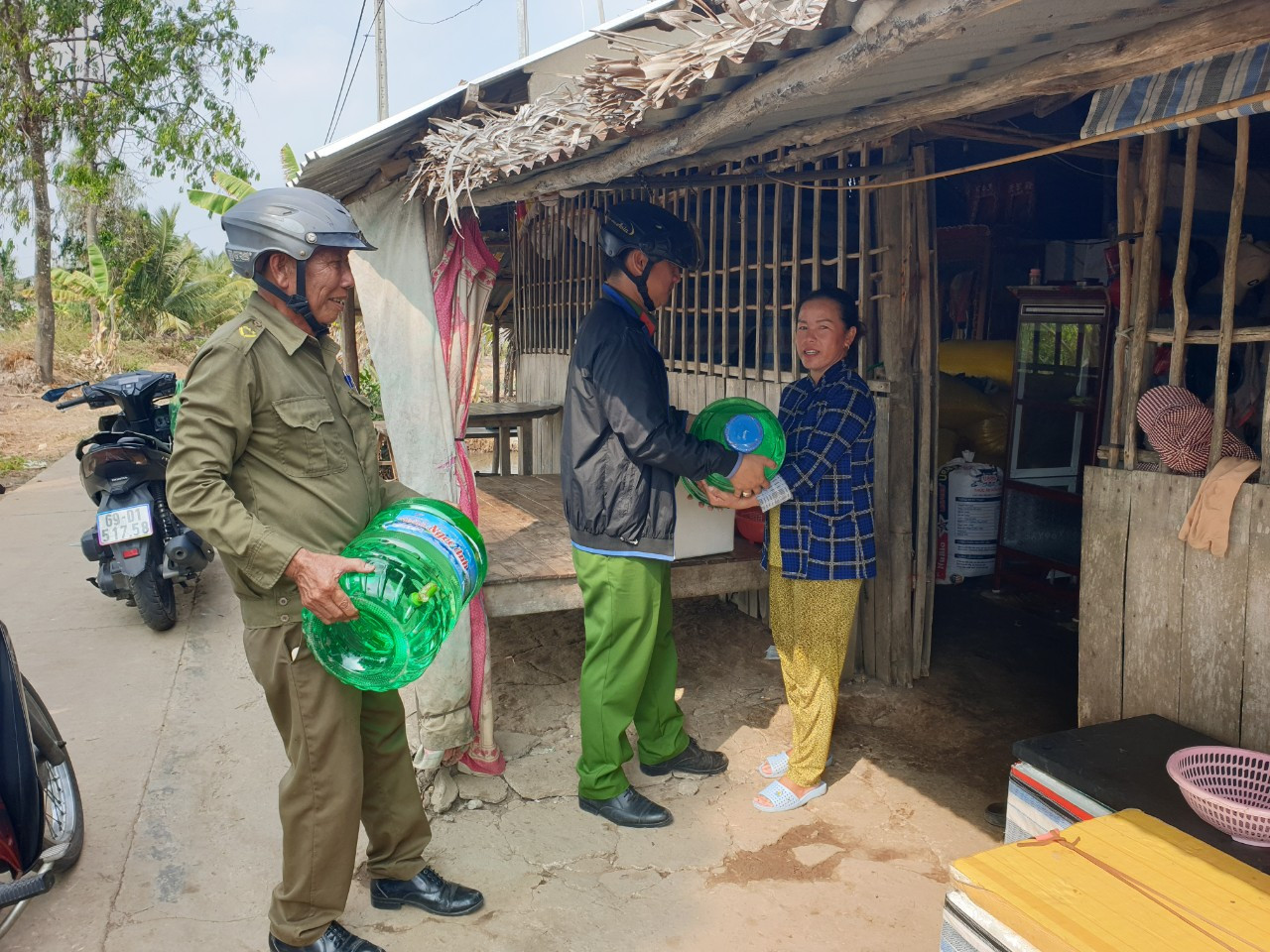 Lực lượng Công an xã Biển Bạch Đông mang nước đến tận nhà người dân. Lực lượng Công an xã Biển Bạch Đông mang nước đến tận nhà người dân.