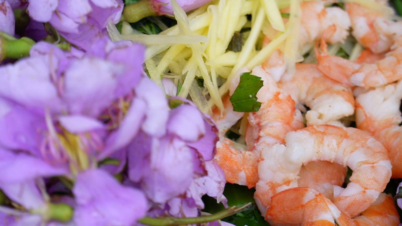 Chị Ngô Huỳnh Trang (ngụ xã Trần Hợi, huyện Trần Văn Thời, Cà Mau) cho biết thành phần của gỏi cuốn gồm hoa mua, đọt choại, tôm, bánh phồng tôm luộc để thay cho bún… Tất cả đều là các sản vật đặc trưng của vùng đất U Minh Hạ. Chị Ngô Huỳnh Trang (ngụ xã Trần Hợi, huyện Trần Văn Thời, Cà Mau) cho biết thành phần của gỏi cuốn gồm hoa mua, đọt choại, tôm, bánh phồng tôm luộc để thay cho bún… Tất cả đều là các sản vật đặc trưng của vùng đất U Minh Hạ.