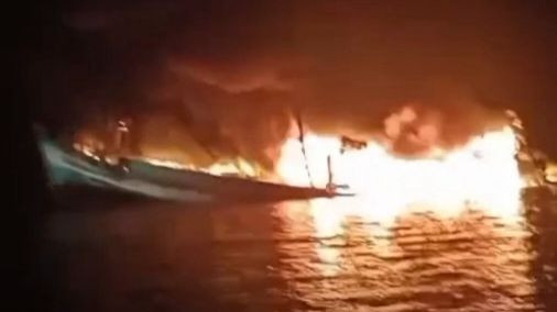 Tàu cá nghi bị ném bom xăng trên biển.