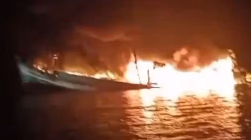 Tàu cá nghi bị ném bom xăng trên biển.