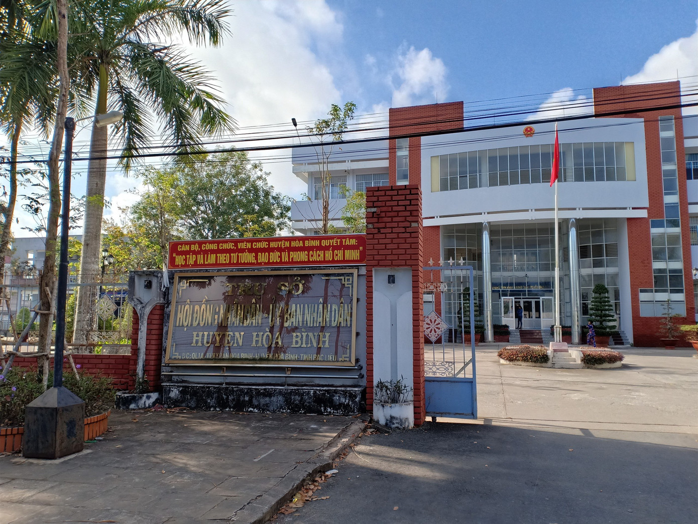 Trụ sở HĐND - UBND huyện Hoà Bình.