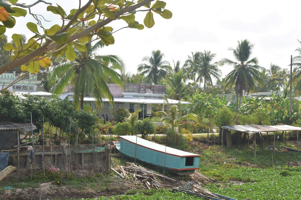 Tình trạng khô hạn không chỉ làm đường giao thông bị gãy sụt, mà khiến nhiều tuyến sông, kênh rạch ở miền Tây Cà Mau bị cạn nước, xuồng ghe như đậu trên bờ.