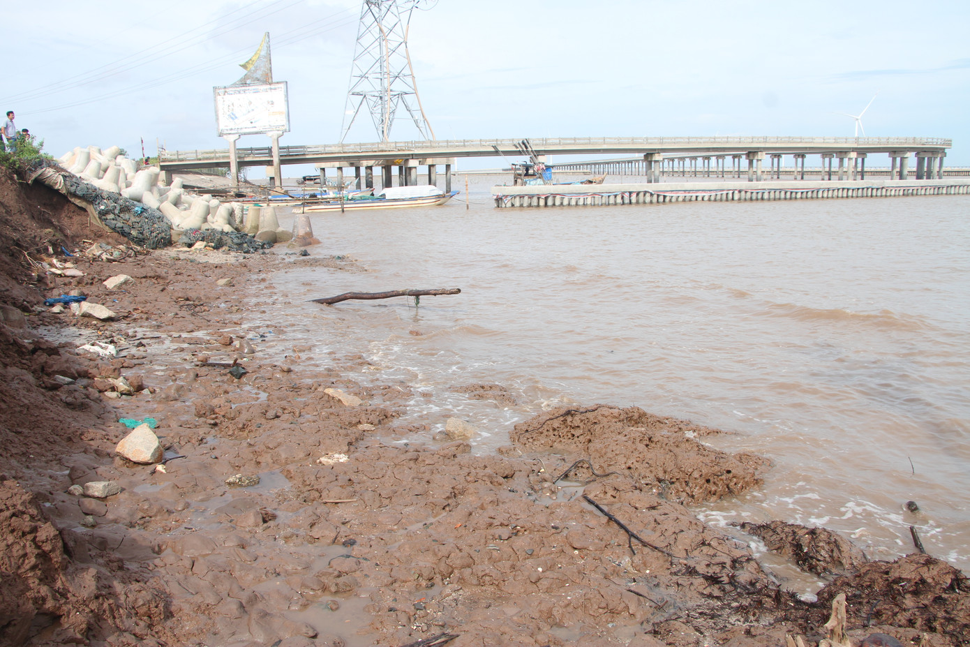 Theo thống kê ban đầu, có 2 đoạn sạt lở, kéo dài trên 100m, có đoạn sạt lở ăn vào chân đê.