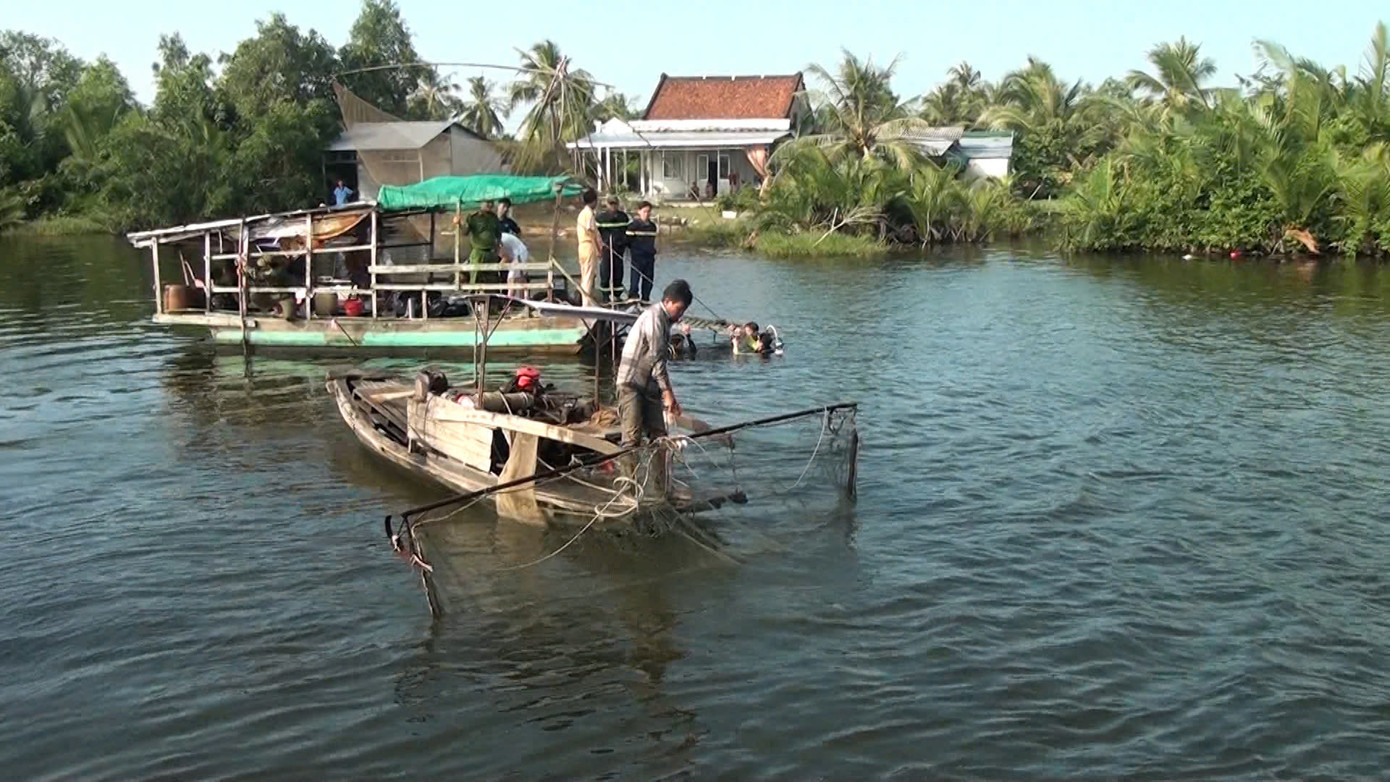 Lực lượng chức năng tích cực tìm kiếm nạn nhân.