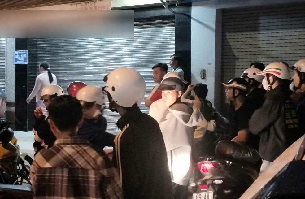 Rất nhiều người dân đến gần khu vực khám xét để theo dõi vì hiếu kỳ. Rất nhiều người dân đến gần khu vực khám xét để theo dõi vì hiếu kỳ.