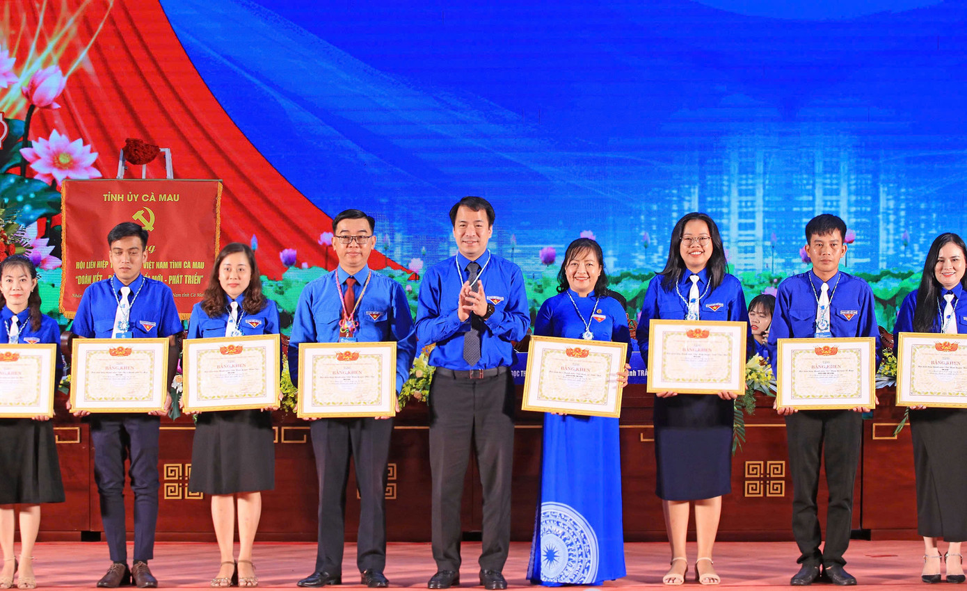 Dịp này, có 11 tập thể và 13 cá nhân nhận được Bằng khen của Ủy ban T.Ư Hội LHTN Việt Nam; 5 tập thể và 10 cá nhân nhận được Bằng khen của UBND tỉnh về thành tích xuất sắc trong công tác Hội và phong trào thanh niên tỉnh Cà Mau nhiệm kỳ 2019 – 2024.
