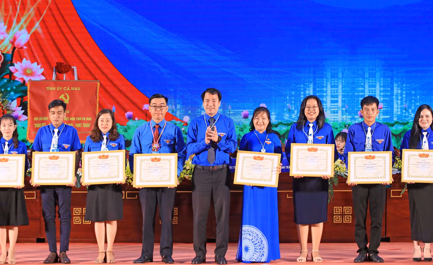 Dịp này, có 11 tập thể và 13 cá nhân nhận được Bằng khen của Ủy ban T.Ư Hội LHTN Việt Nam; 5 tập thể và 10 cá nhân nhận được Bằng khen của UBND tỉnh về thành tích xuất sắc trong công tác Hội và phong trào thanh niên tỉnh Cà Mau nhiệm kỳ 2019 – 2024. Dịp này, có 11 tập thể và 13 cá nhân nhận được Bằng khen của Ủy ban T.Ư Hội LHTN Việt Nam; 5 tập thể và 10 cá nhân nhận được Bằng khen của UBND tỉnh về thành tích xuất sắc trong công tác Hội và phong trào thanh niên tỉnh Cà Mau nhiệm kỳ 2019 – 2024.
